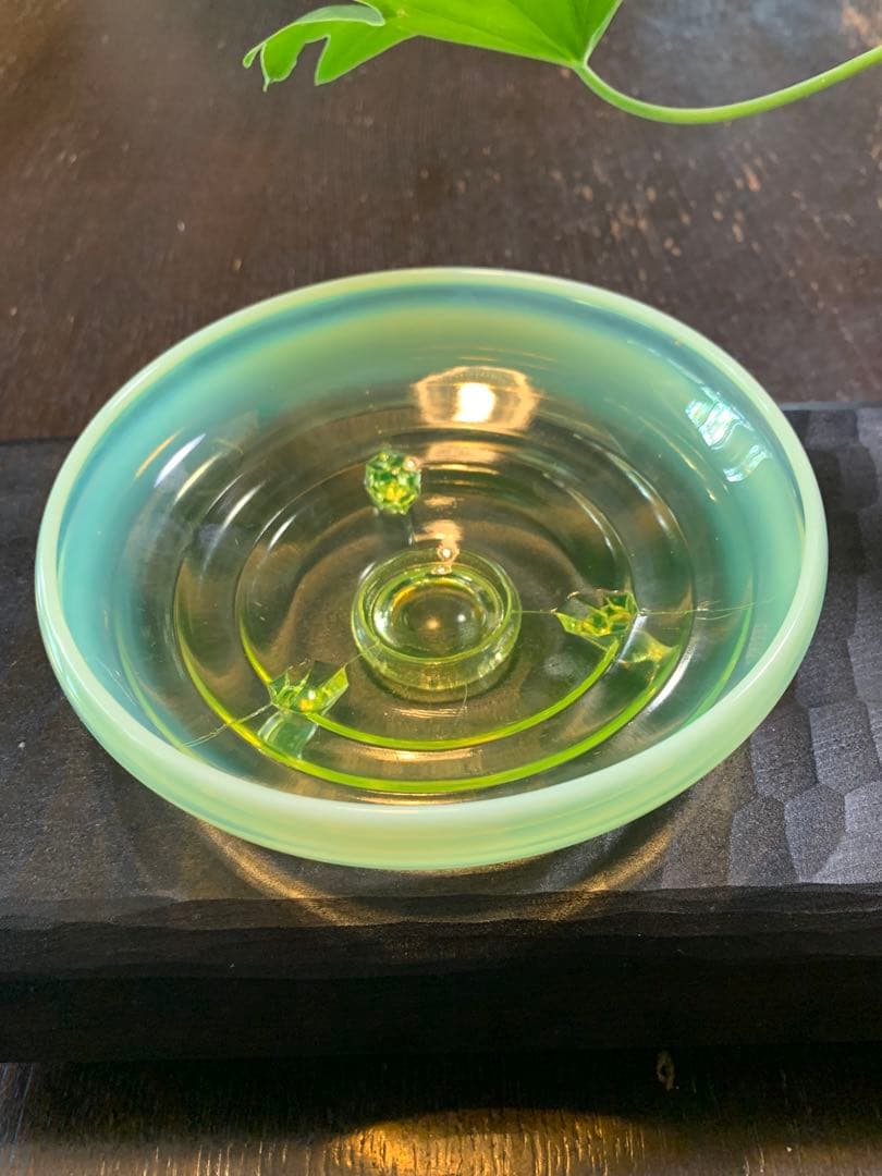 ウランガラス　ワセリンガラス　乳白色　アンティーク　フェントン　三つ足付き