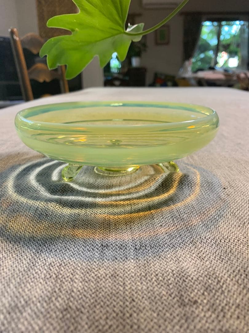 ウランガラス　ワセリンガラス　乳白色　アンティーク　フェントン　三つ足付き