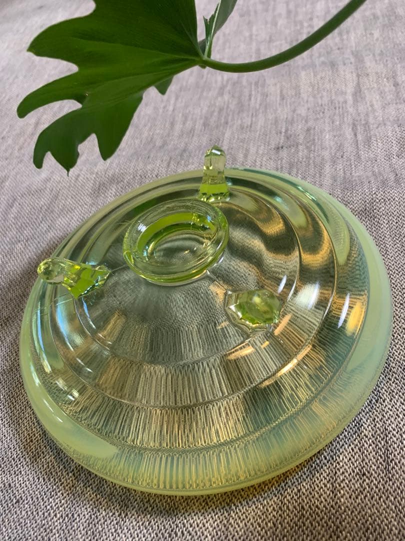 ウランガラス　ワセリンガラス　乳白色　アンティーク　フェントン　三つ足付き