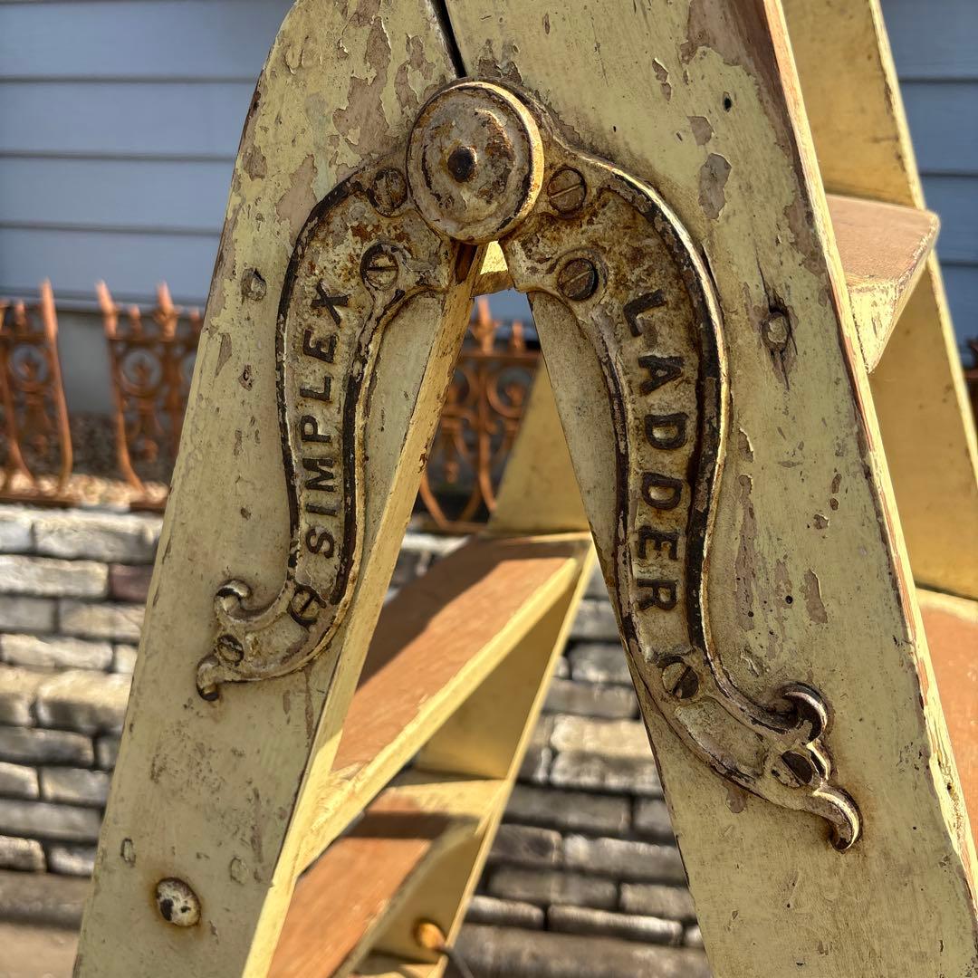 ステップラダー　アンティーク　飾り棚