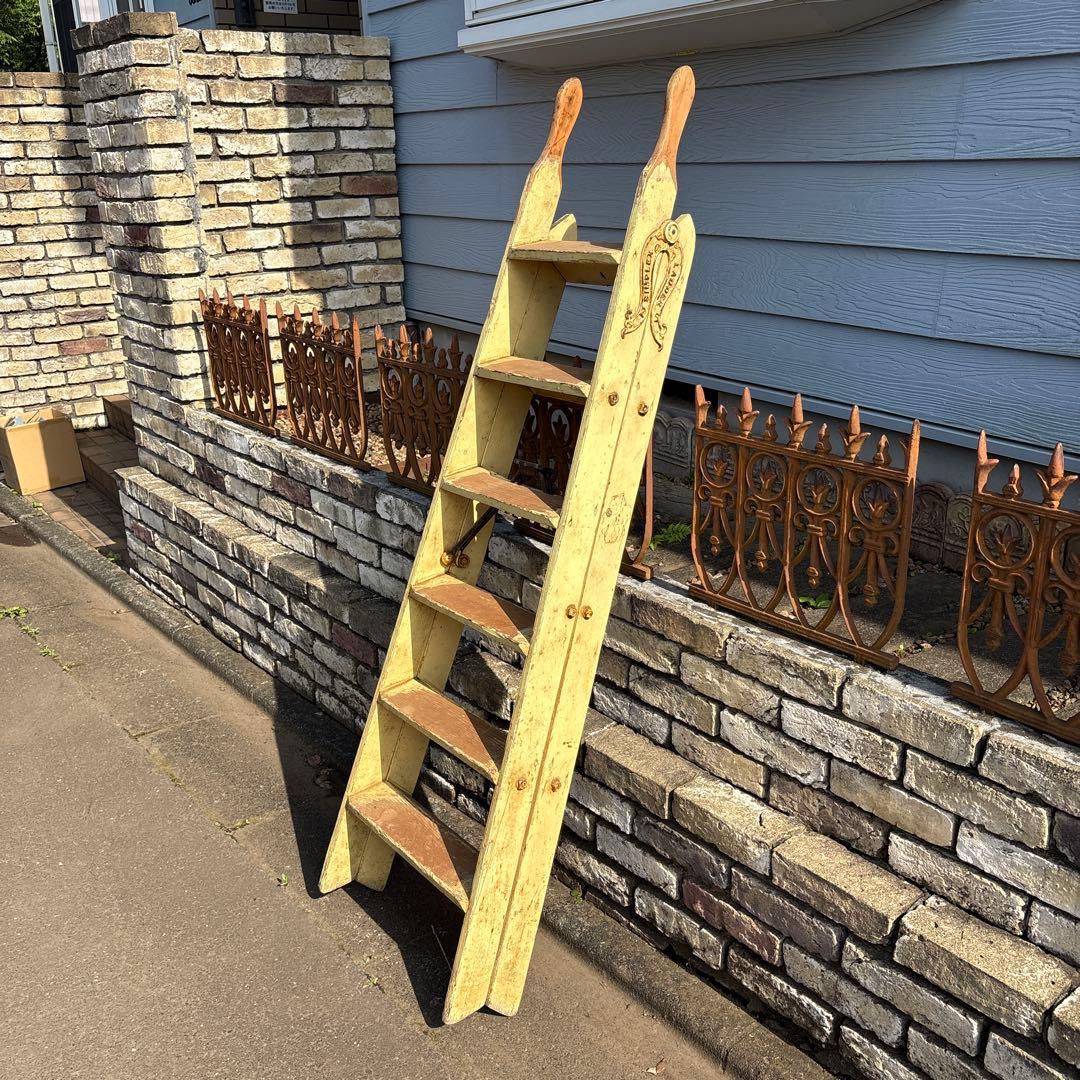 ステップラダー　アンティーク　飾り棚