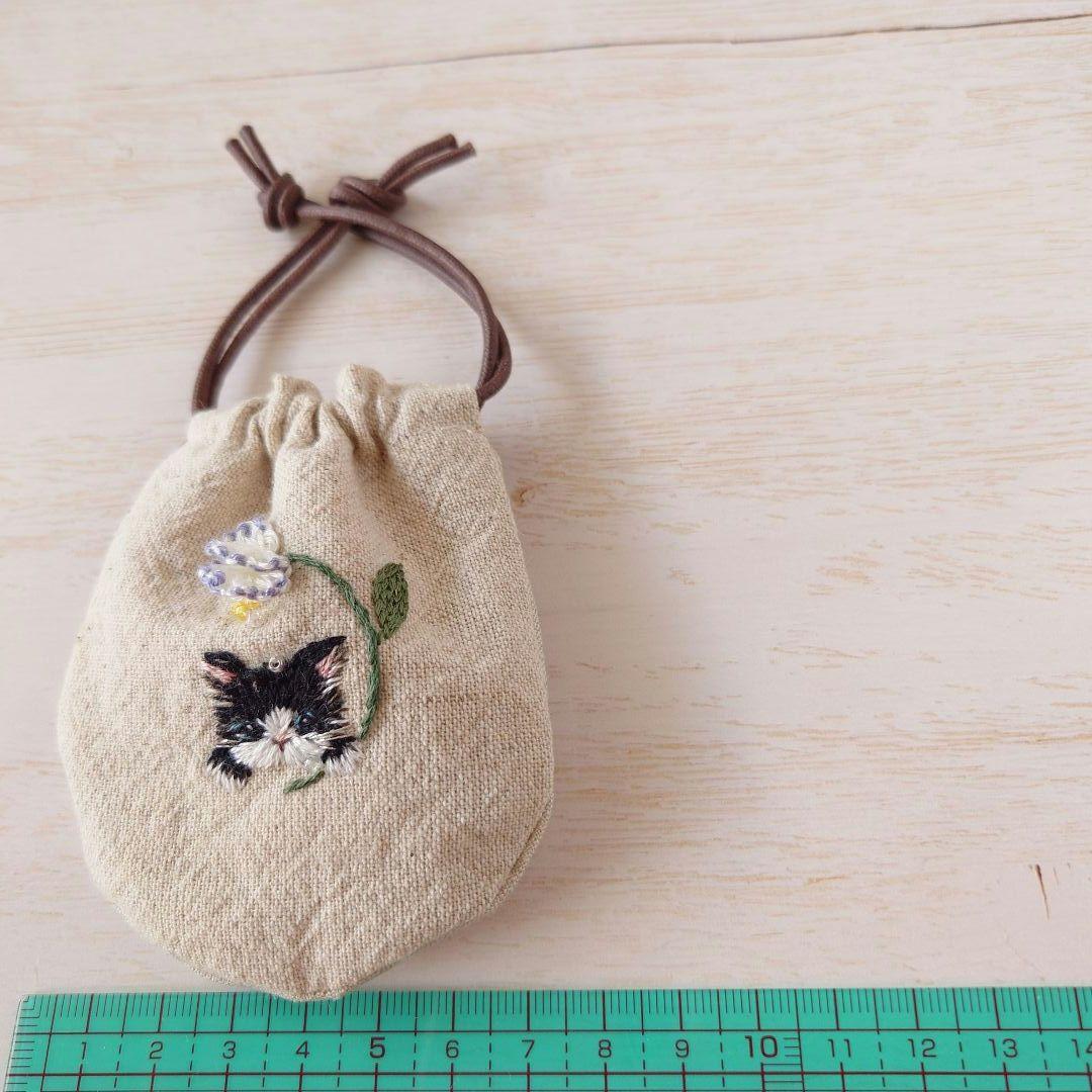 ちっちゃな巾着サシェ/詰替タイプ【ハチワレネコと白い花】