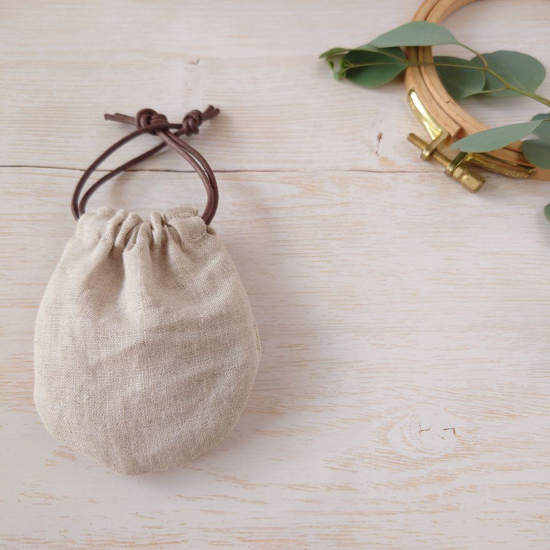 ちっちゃな巾着サシェ/詰替タイプ【ハチワレネコと白い花】