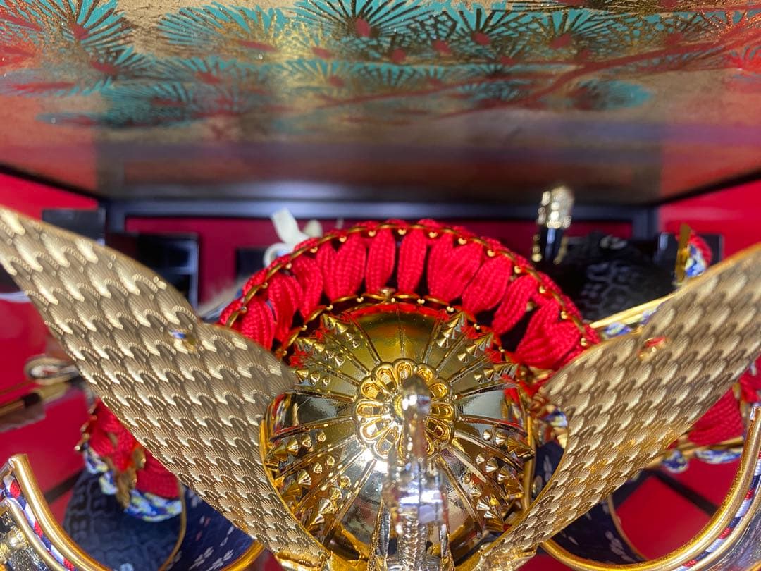 東京久月　五月人形　家紋付き若大将飾りオルゴール付六角ガラスケース入