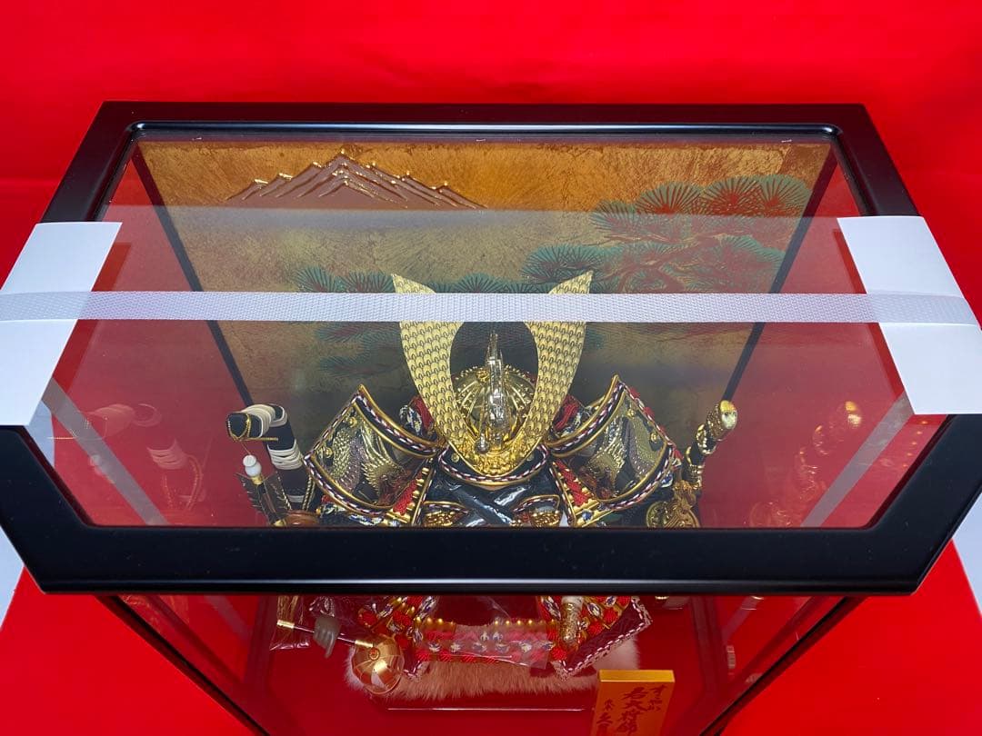 東京久月　五月人形　家紋付き若大将飾りオルゴール付六角ガラスケース入