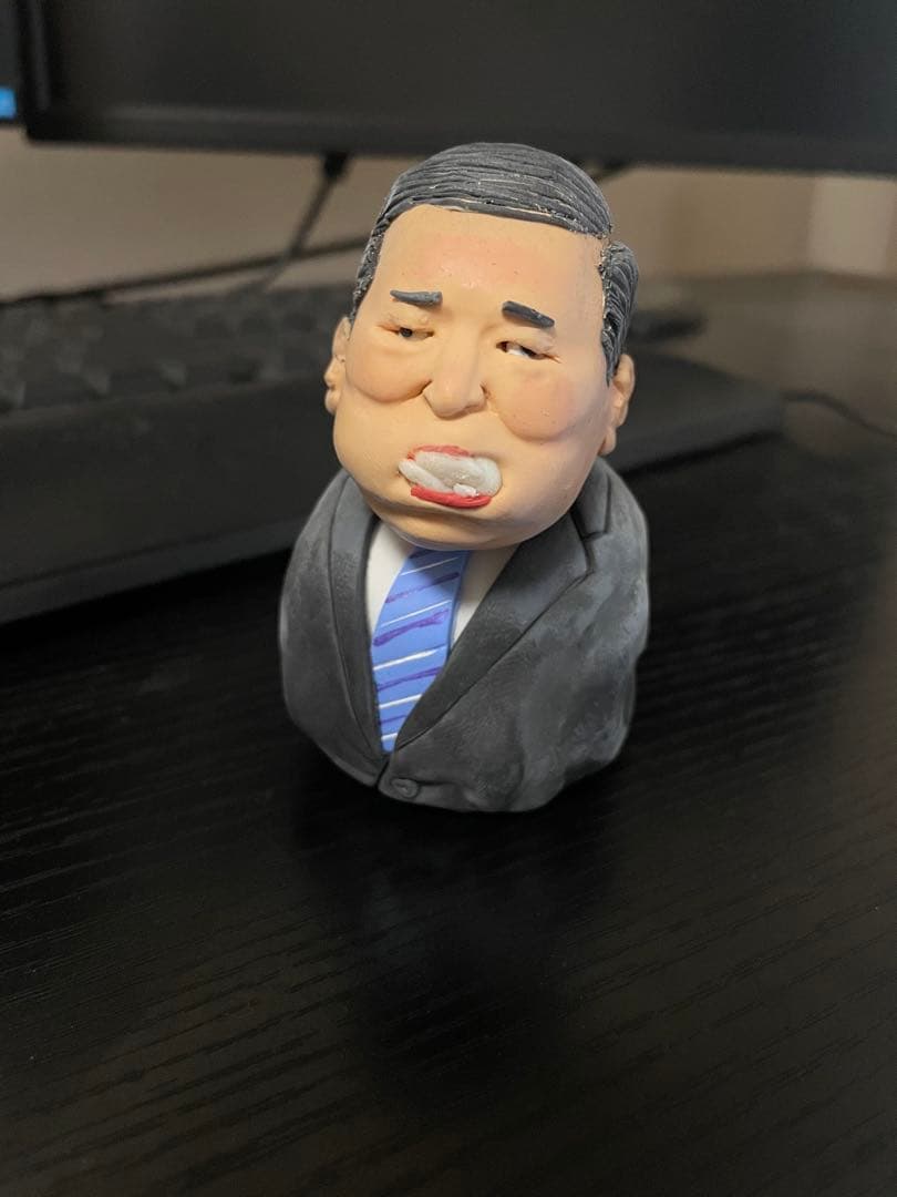 口いっぱいに頬張るもと首相