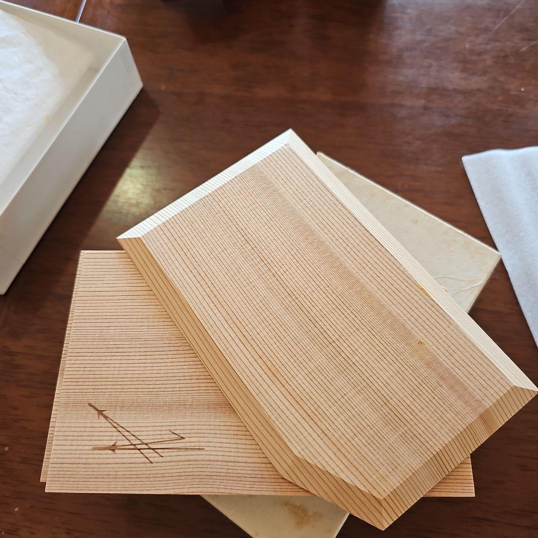 日本の松の木の香りいっぱい、銘々皿5枚＋他