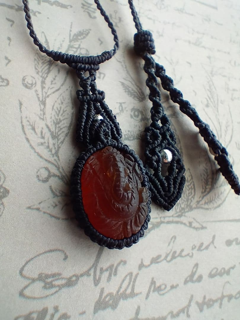 ヘソナイトガーネット　ガネーシャ彫りマクラメ編みネックレス