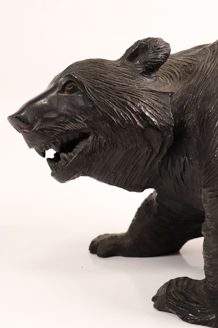 ブロンズ製の熊 木彫りの熊
