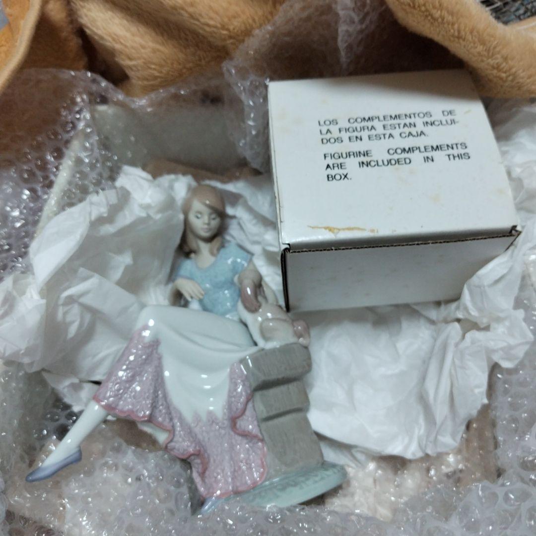 リヤドロ7612 佳人仔犬と語る（箱内の仕切り材なし)