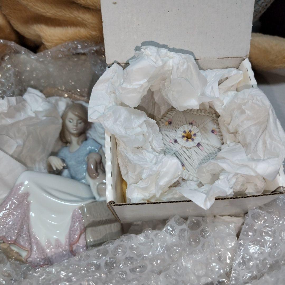 リヤドロ7612 佳人仔犬と語る（箱内の仕切り材なし)