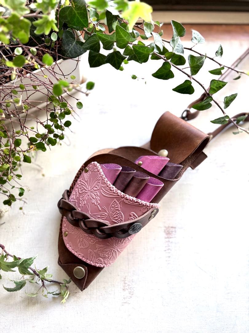 手染めブラウン、蝶型押しピンクの軽量スリムなシザーケース