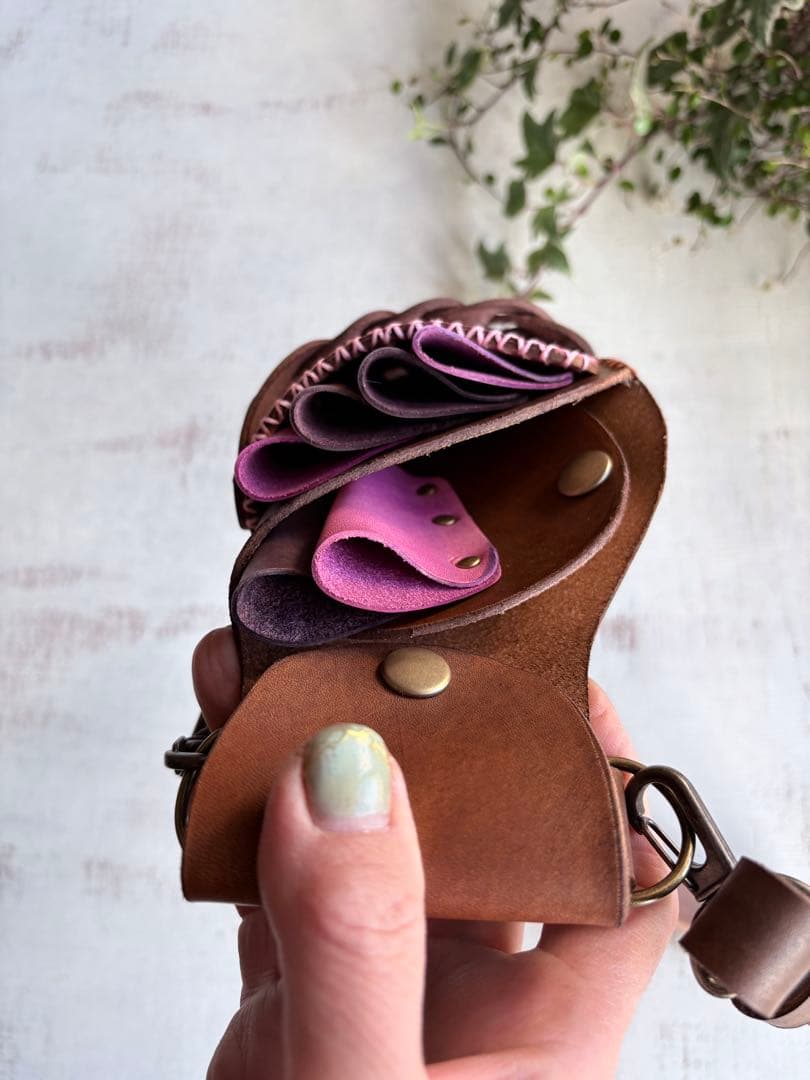 手染めブラウン、蝶型押しピンクの軽量スリムなシザーケース