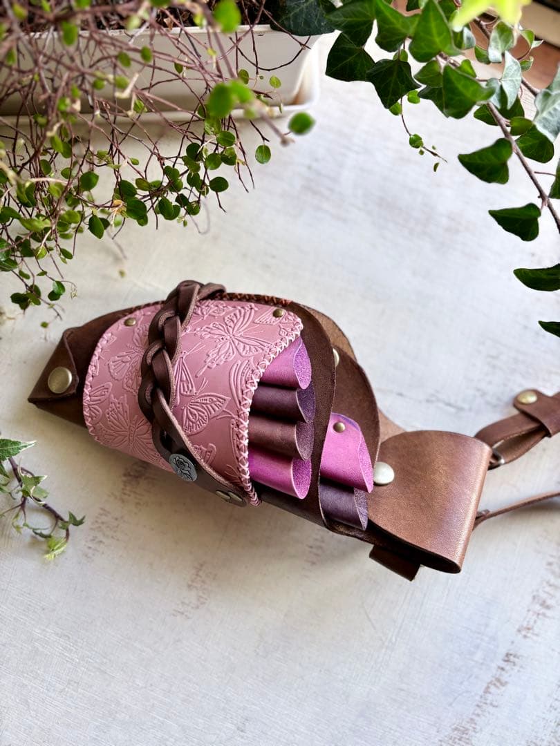 手染めブラウン、蝶型押しピンクの軽量スリムなシザーケース
