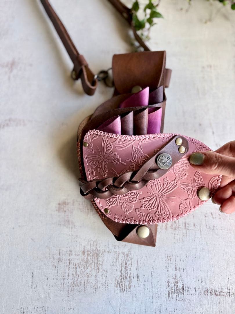 手染めブラウン、蝶型押しピンクの軽量スリムなシザーケース