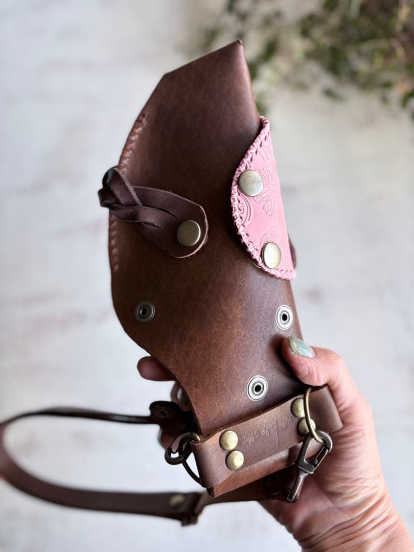 手染めブラウン、蝶型押しピンクの軽量スリムなシザーケース