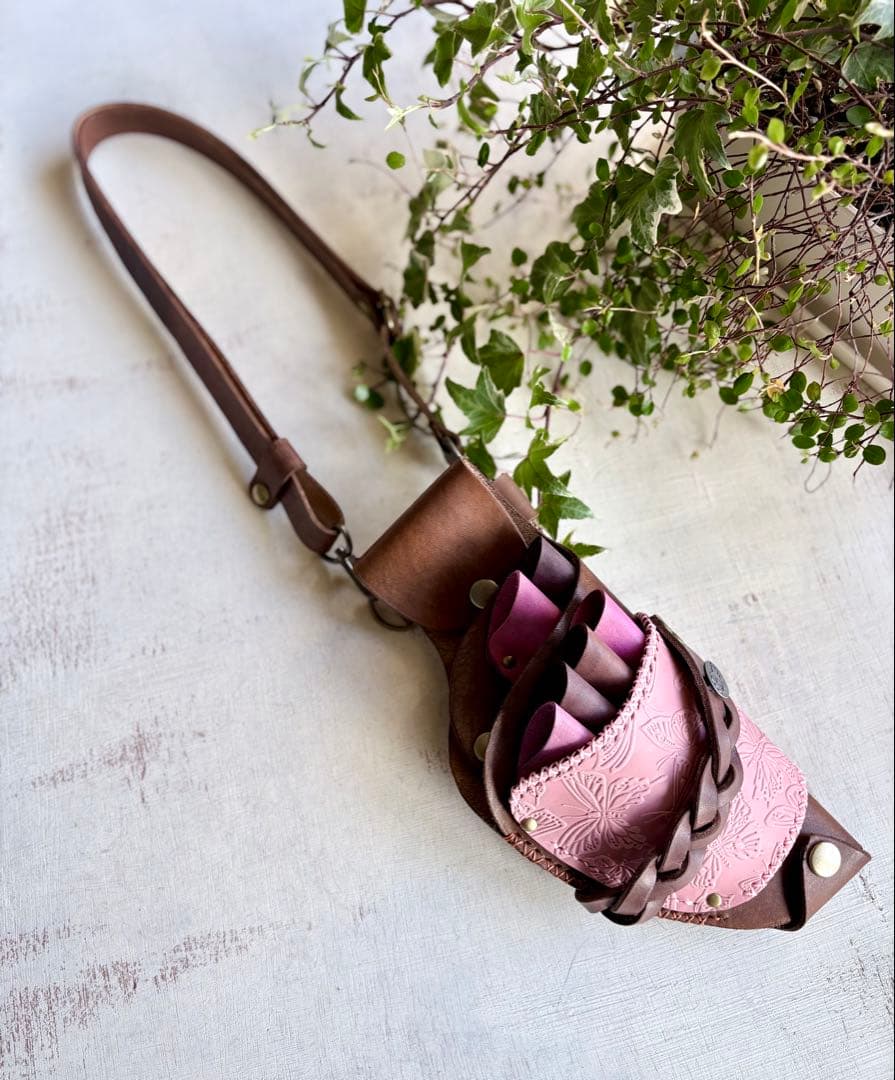 手染めブラウン、蝶型押しピンクの軽量スリムなシザーケース