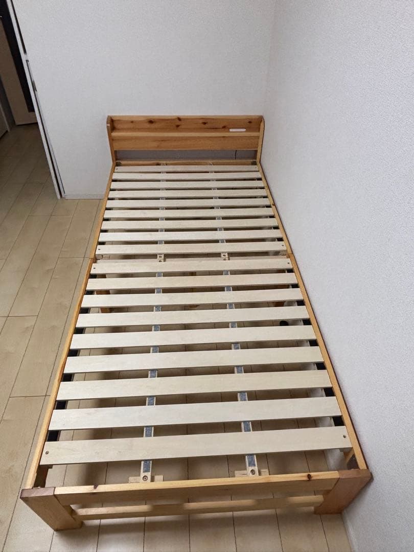 【送料込】パイン材 すのこベッドフレーム シングルサイズ　USBコンセント付き