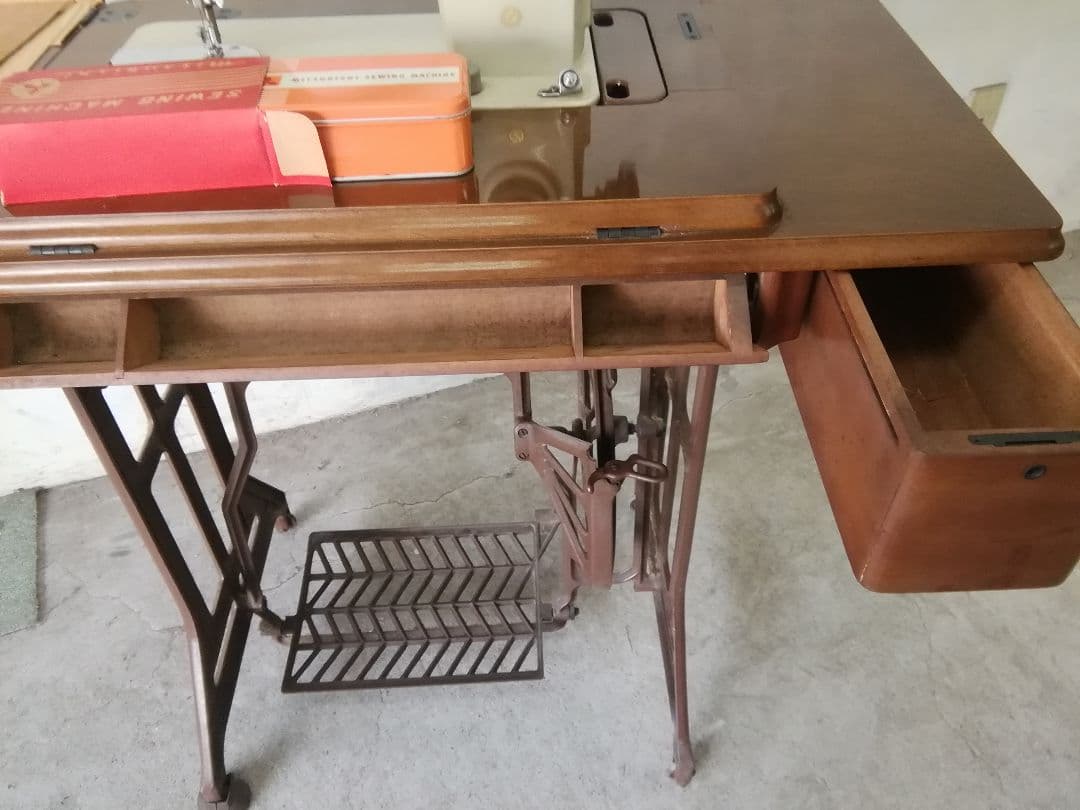 足踏みミシン/MITSUBISHI　　 テーブルその他の木製の部分は新品同様、