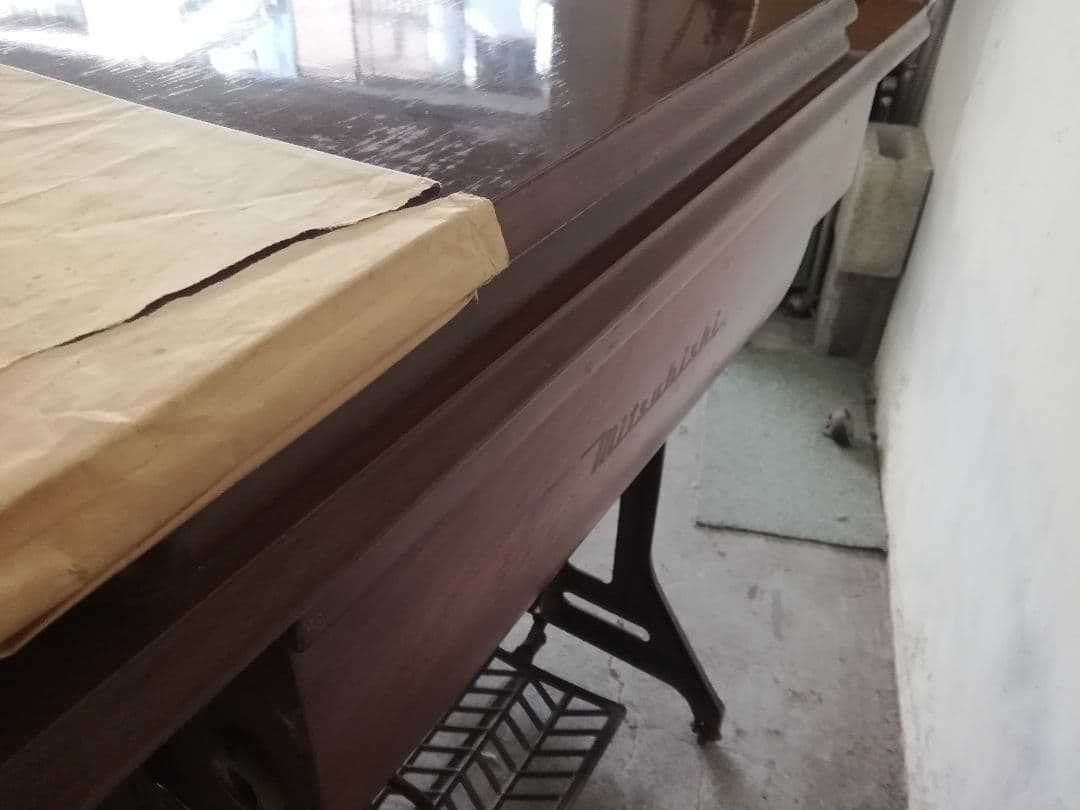 足踏みミシン/MITSUBISHI　　 テーブルその他の木製の部分は新品同様、