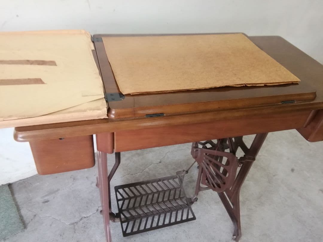 足踏みミシン/MITSUBISHI　　 テーブルその他の木製の部分は新品同様、