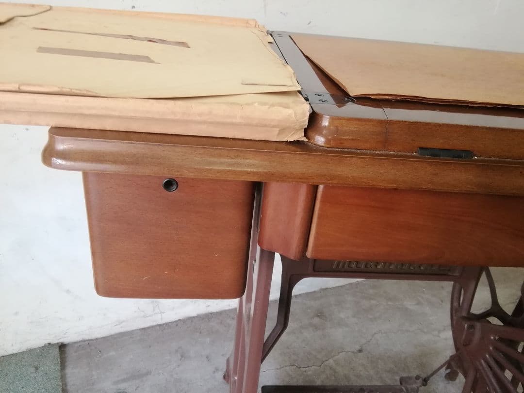 足踏みミシン/MITSUBISHI　　 テーブルその他の木製の部分は新品同様、