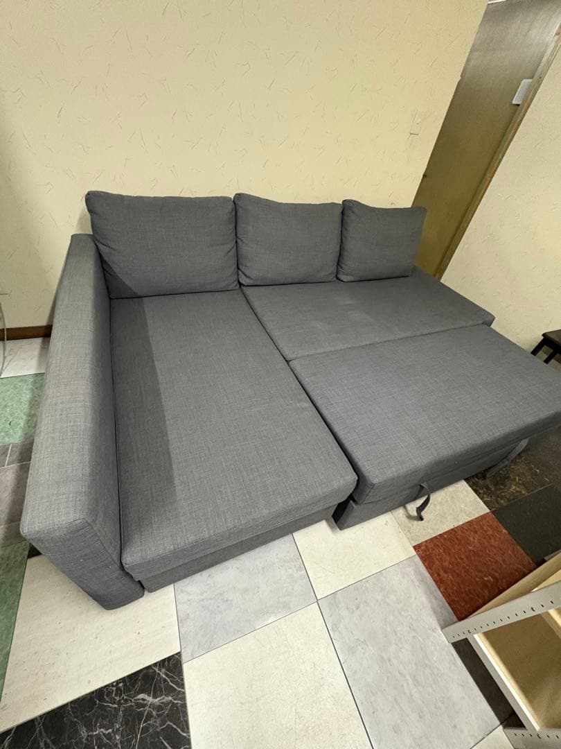 L字型グレーソファ ベッド変形可能￼ 状態良好な中古品