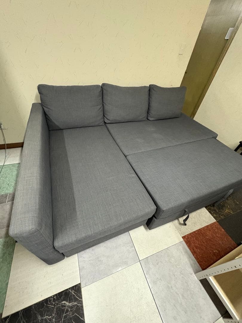 L字型グレーソファ ベッド変形可能￼ 状態良好な中古品