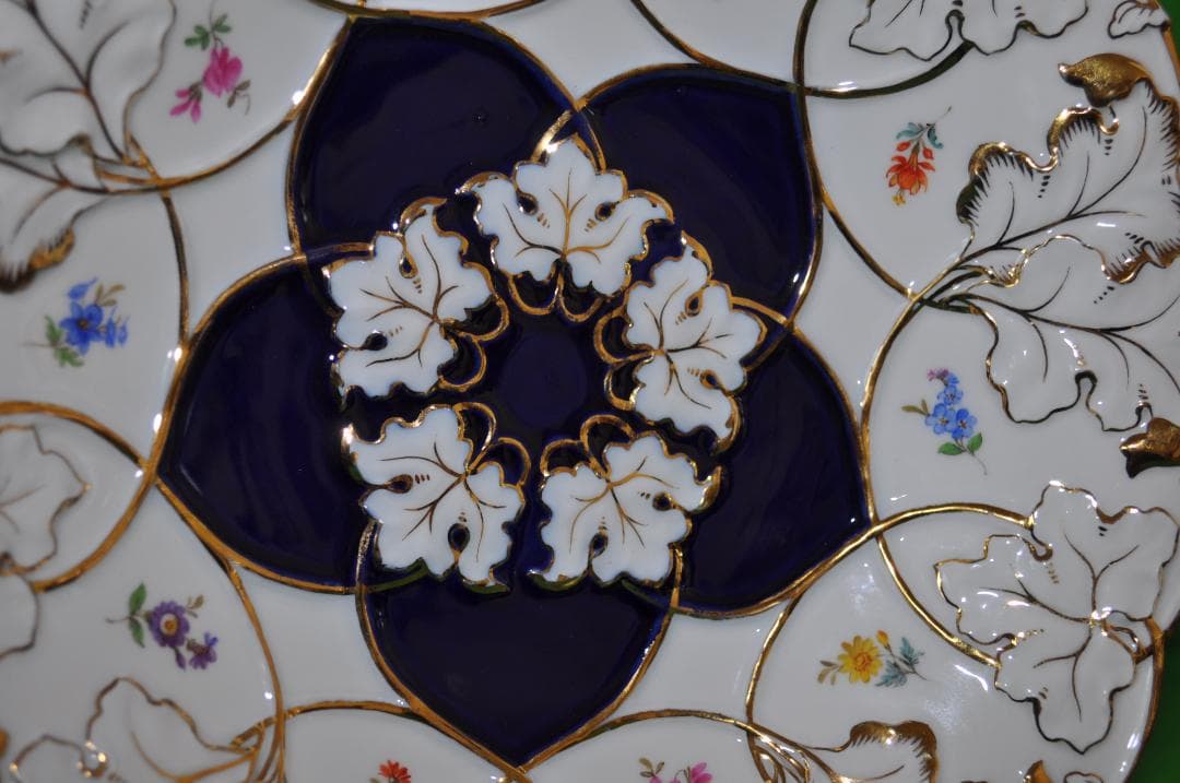 【マイセン】葡萄の蔓と葉金彩１０種の小花ホワイト＆コバルトキャビネットプレート