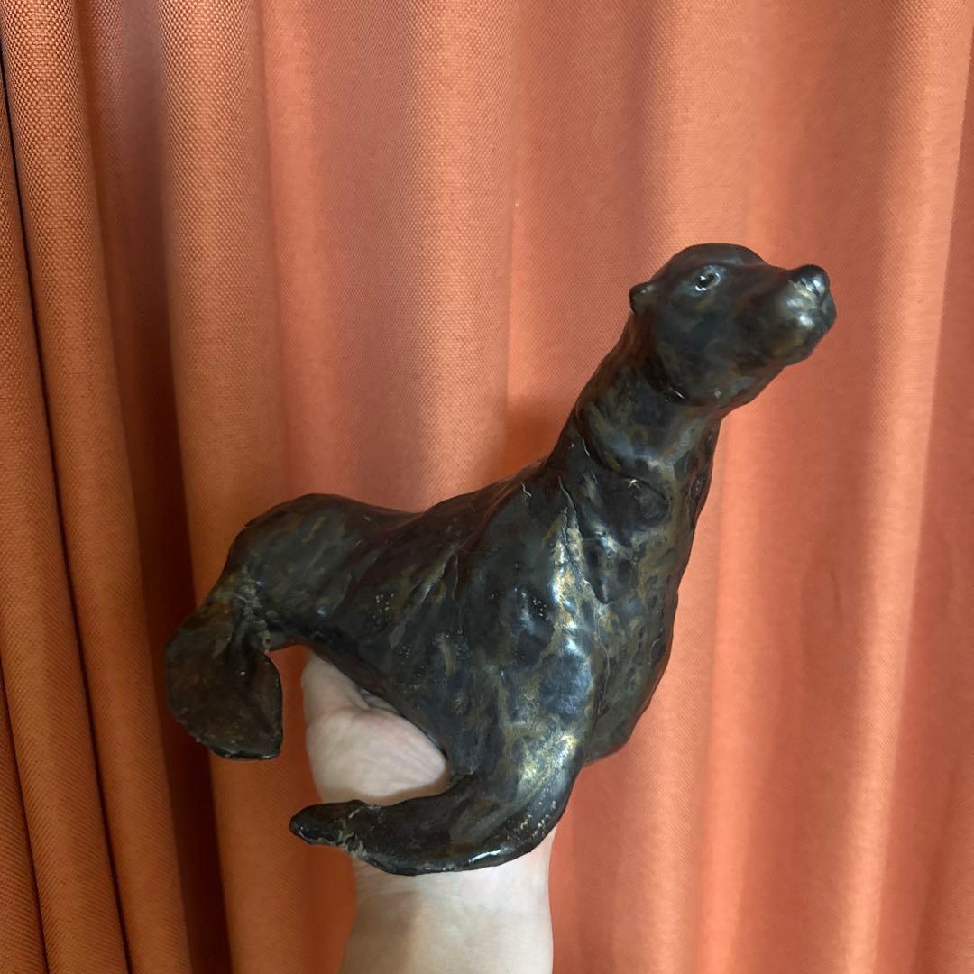 茶色いアザラシの陶器置物