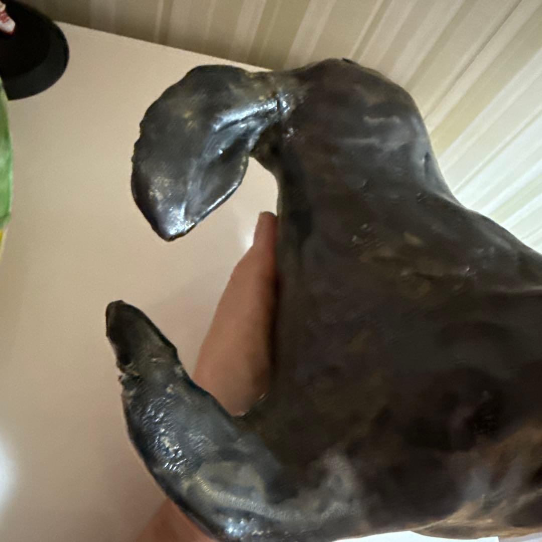 茶色いアザラシの陶器置物