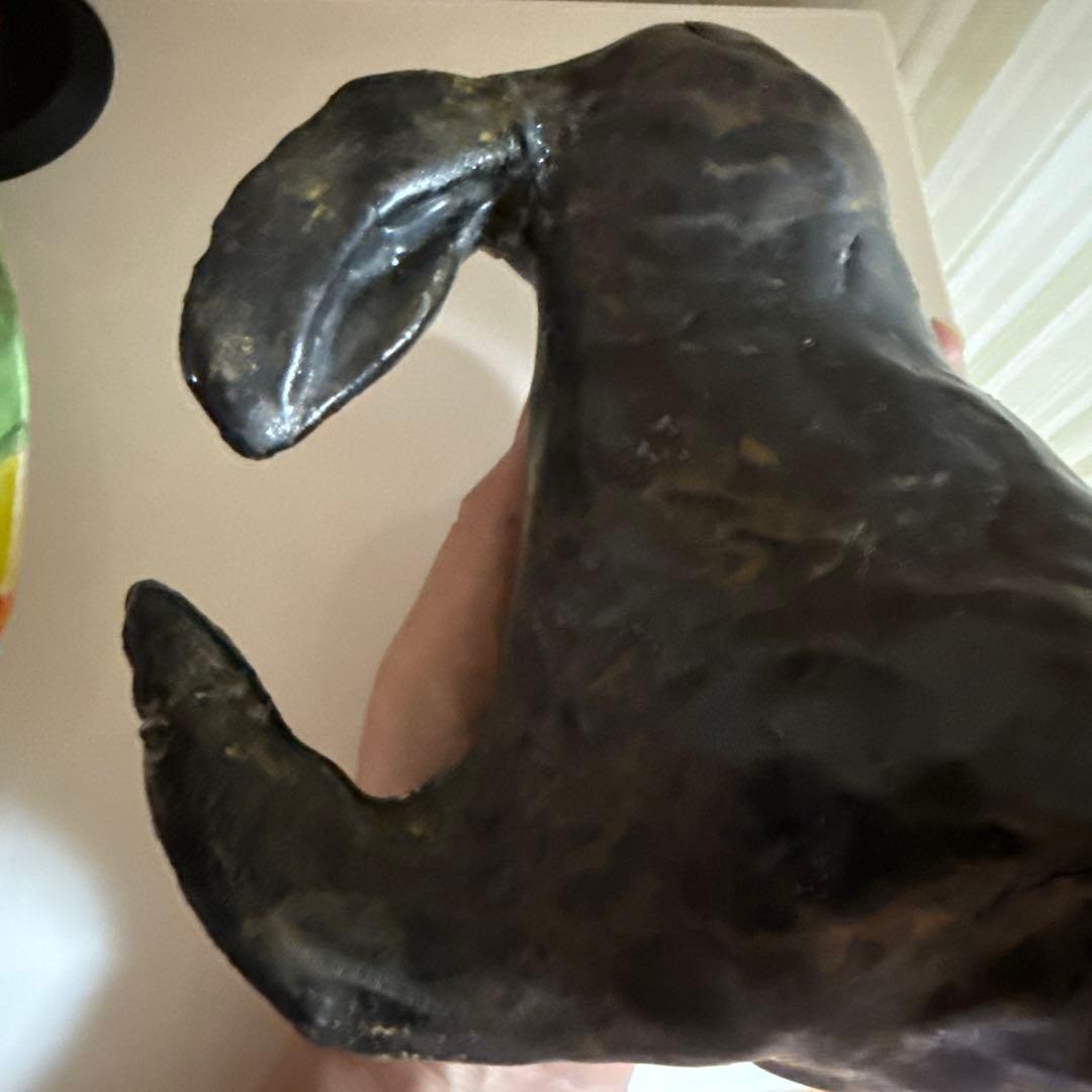 茶色いアザラシの陶器置物