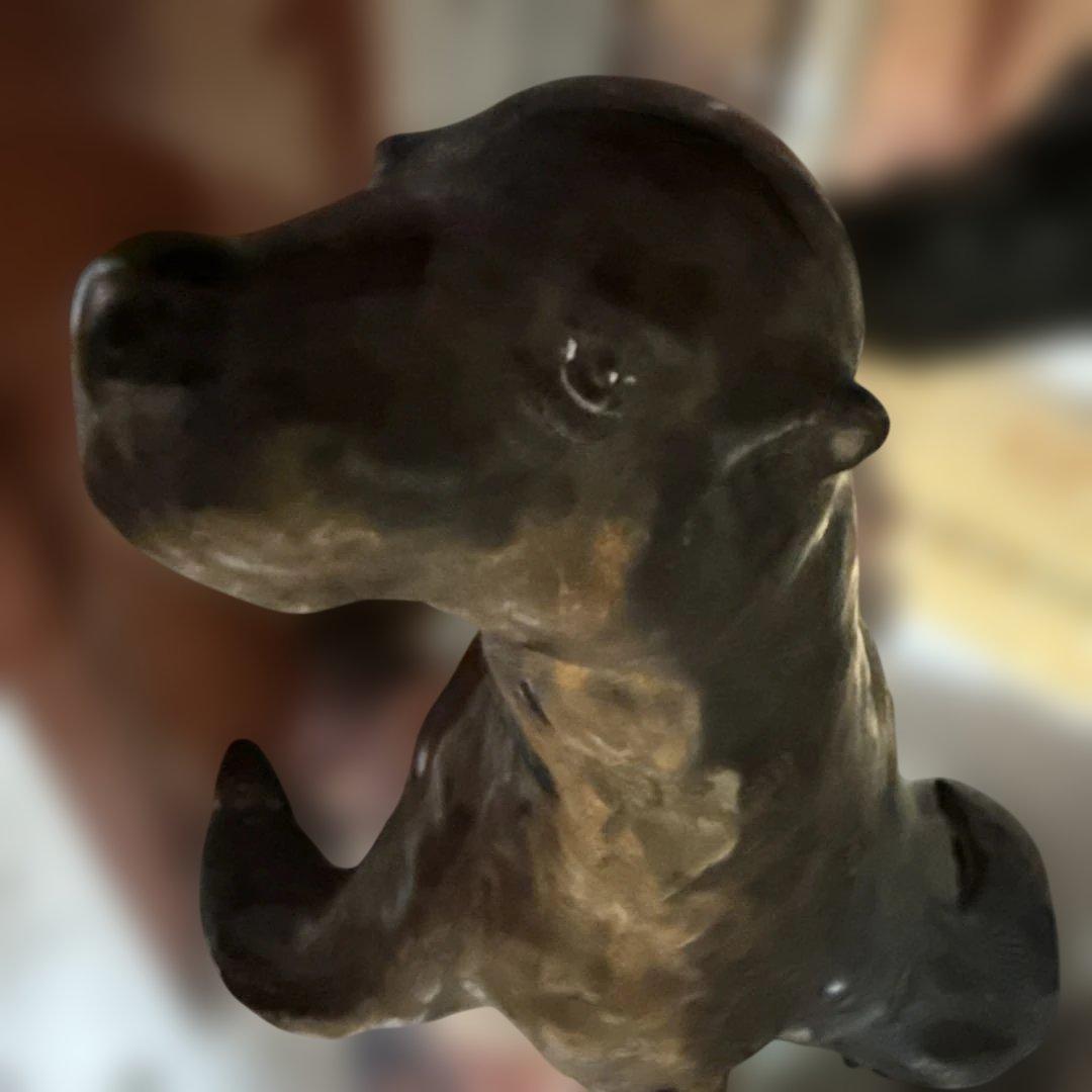 茶色いアザラシの陶器置物