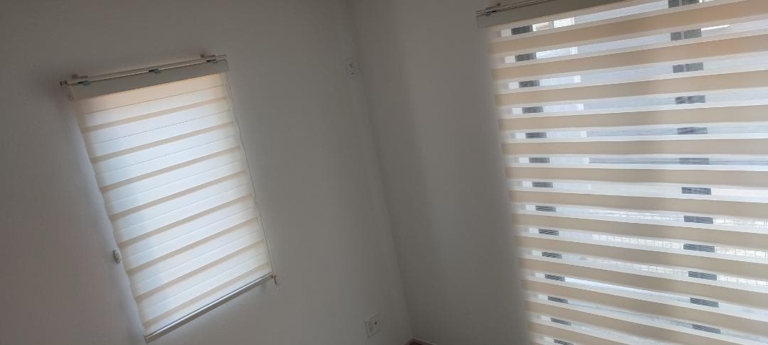 ベージュの ストライプ ロールスクリーン