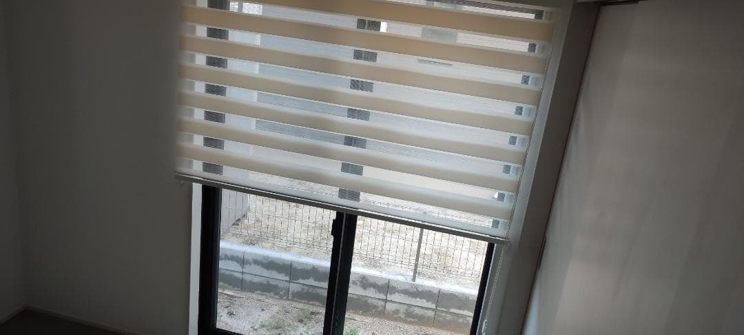 ベージュの ストライプ ロールスクリーン