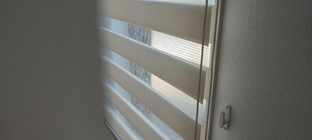 ベージュの ストライプ ロールスクリーン