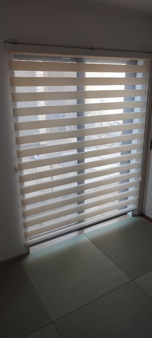 ベージュの ストライプ ロールスクリーン