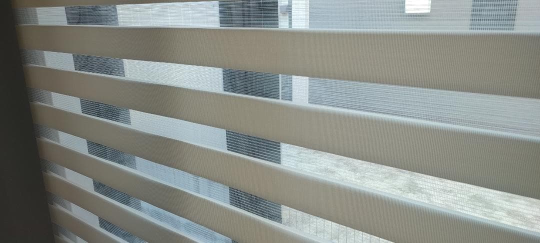 ベージュの ストライプ ロールスクリーン