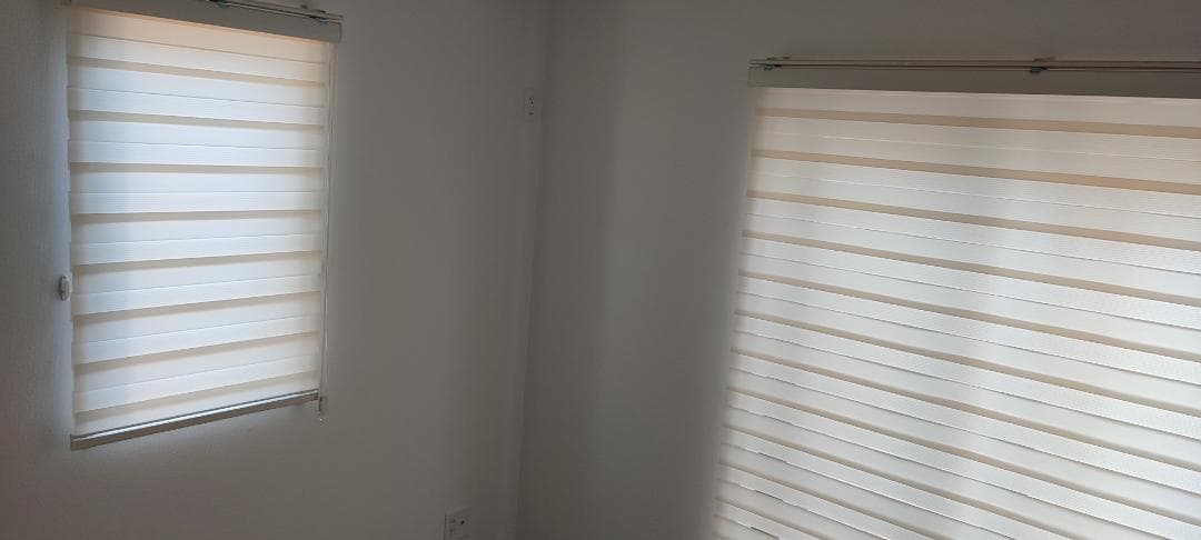 ベージュの ストライプ ロールスクリーン