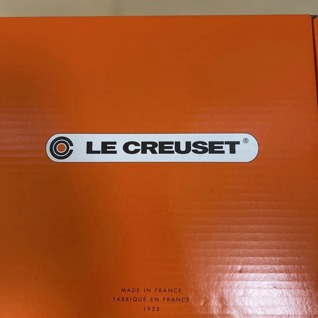 ルクルーゼ オーバルトリベット メレンゲ新品箱付き