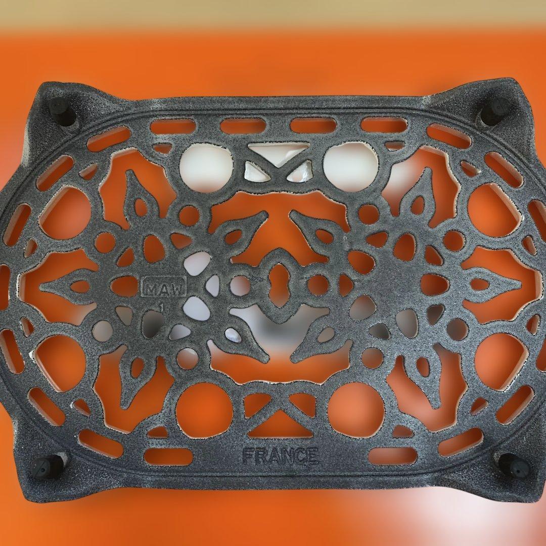 ルクルーゼ オーバルトリベット メレンゲ新品箱付き