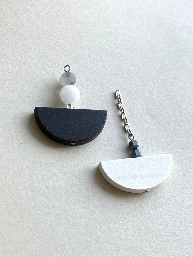 no.0074 モノトーンのhalf moon