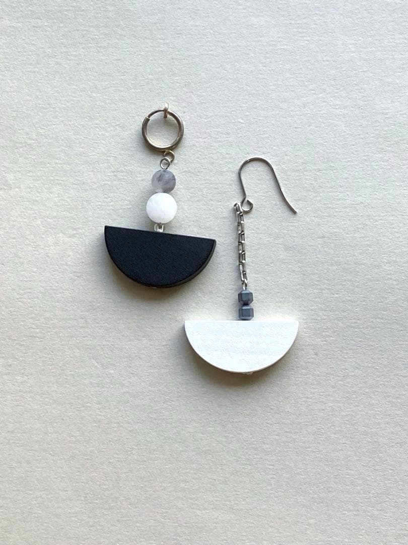 no.0074 モノトーンのhalf moon