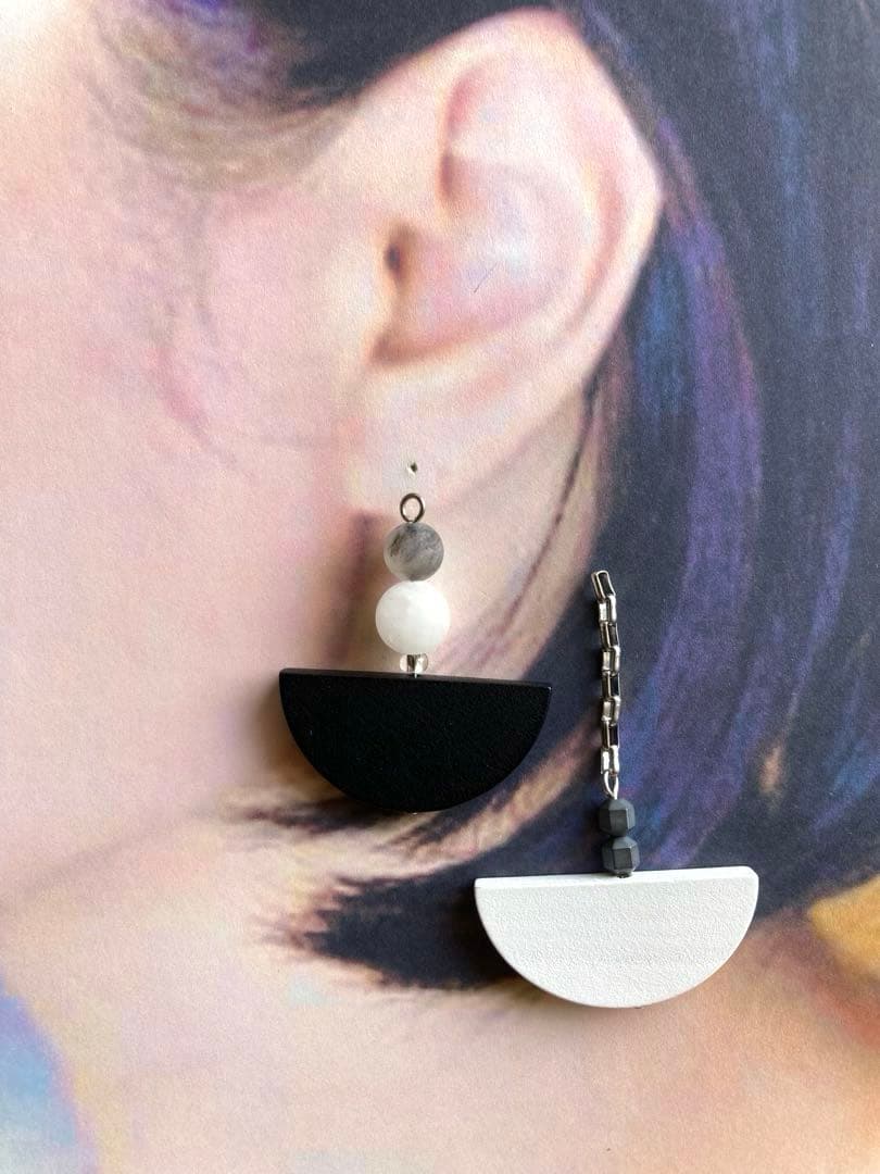 no.0074 モノトーンのhalf moon