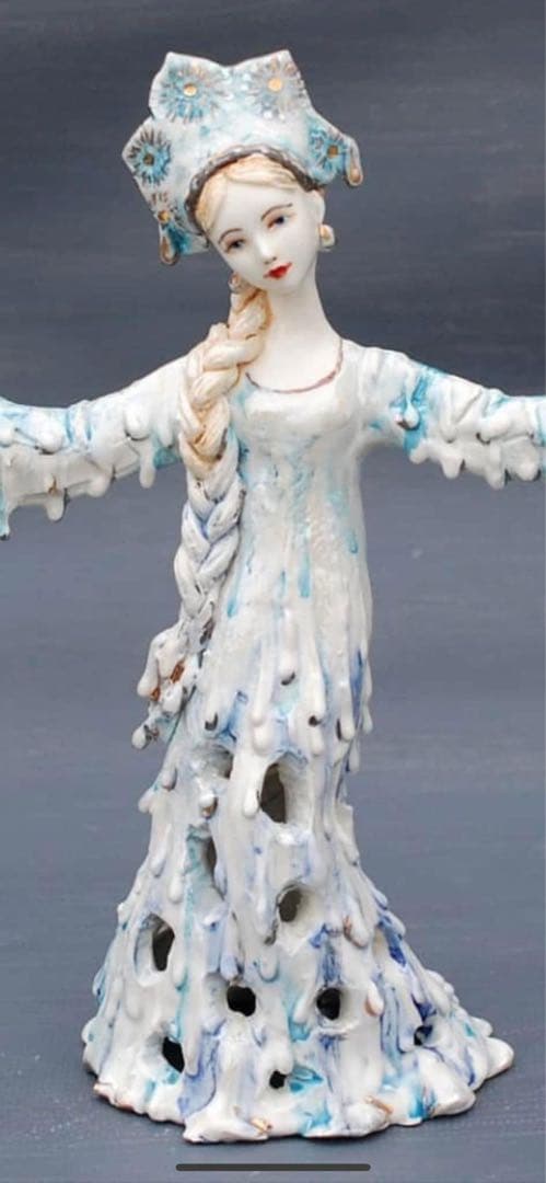 青白い陶器の女性フィギュア