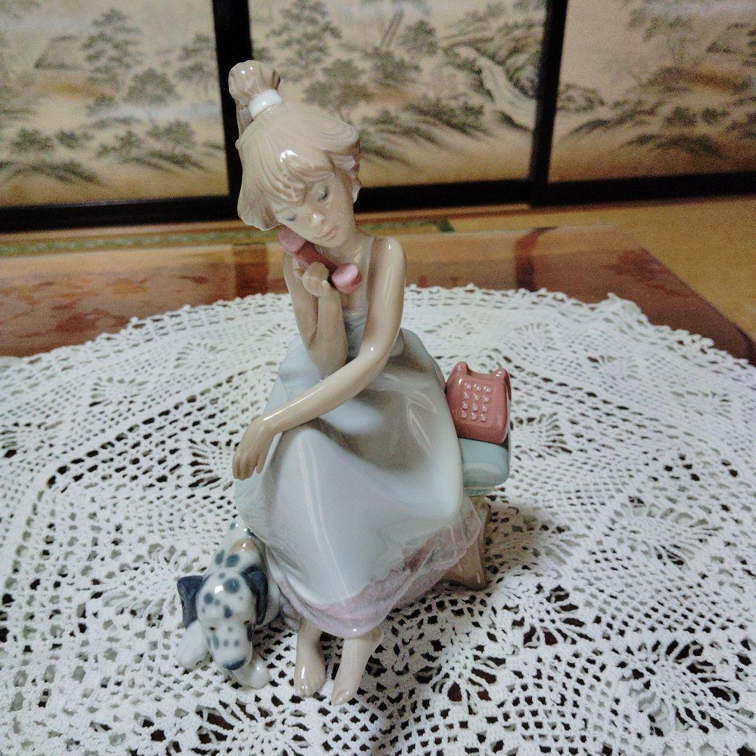 リヤドロ陶器製女性 電話と犬付き