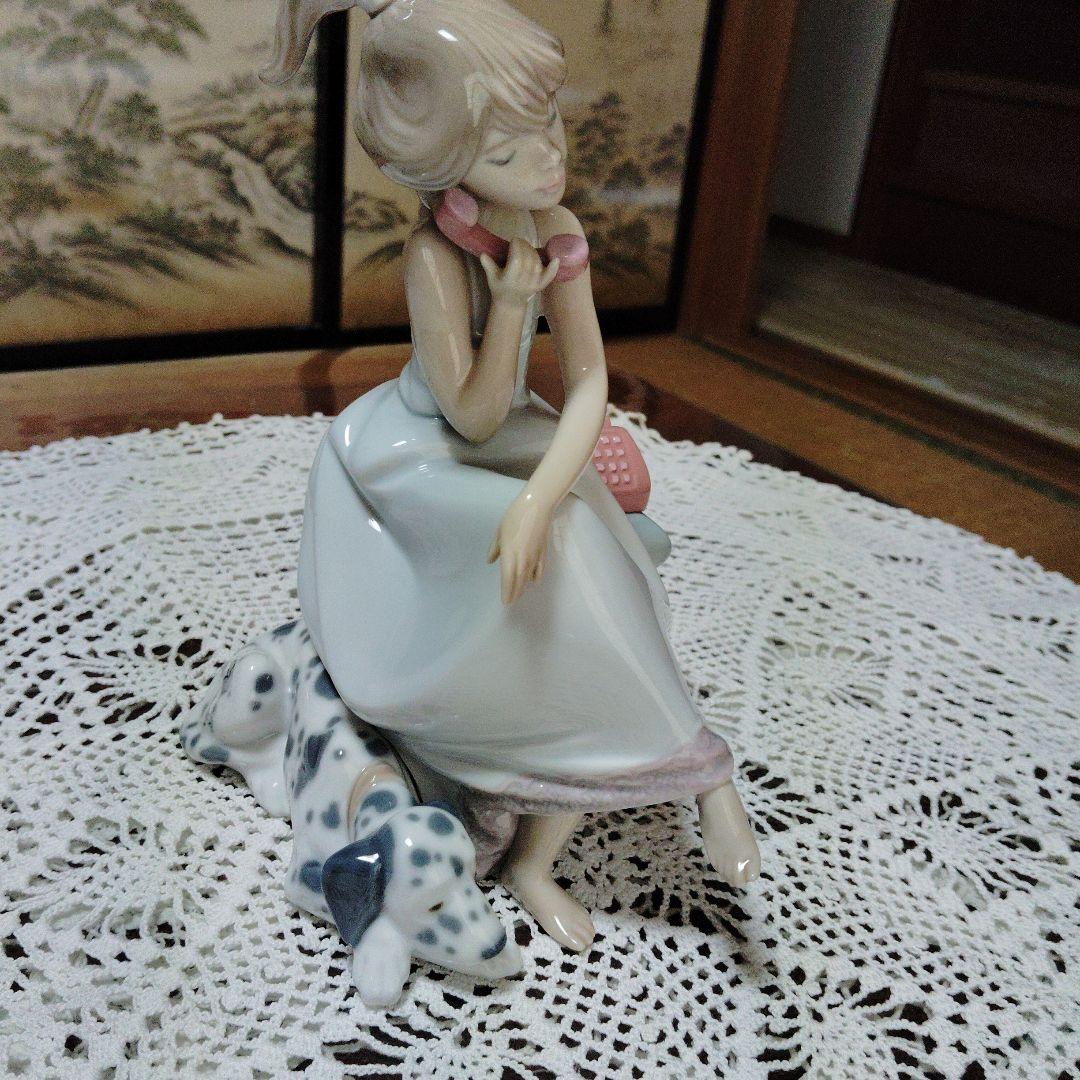 リヤドロ陶器製女性 電話と犬付き