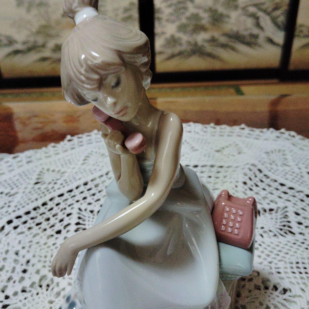 リヤドロ陶器製女性 電話と犬付き