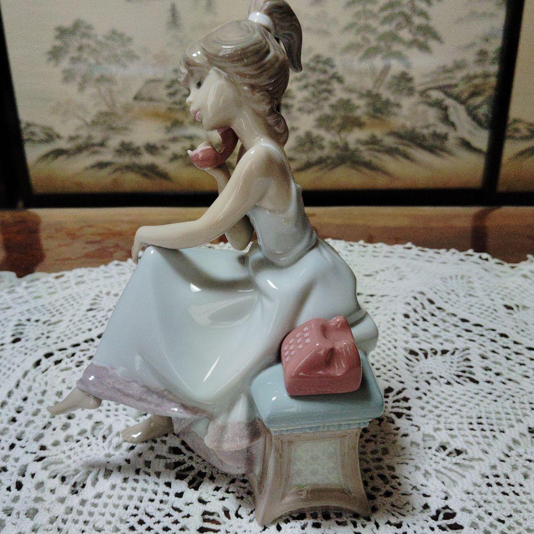 リヤドロ陶器製女性 電話と犬付き