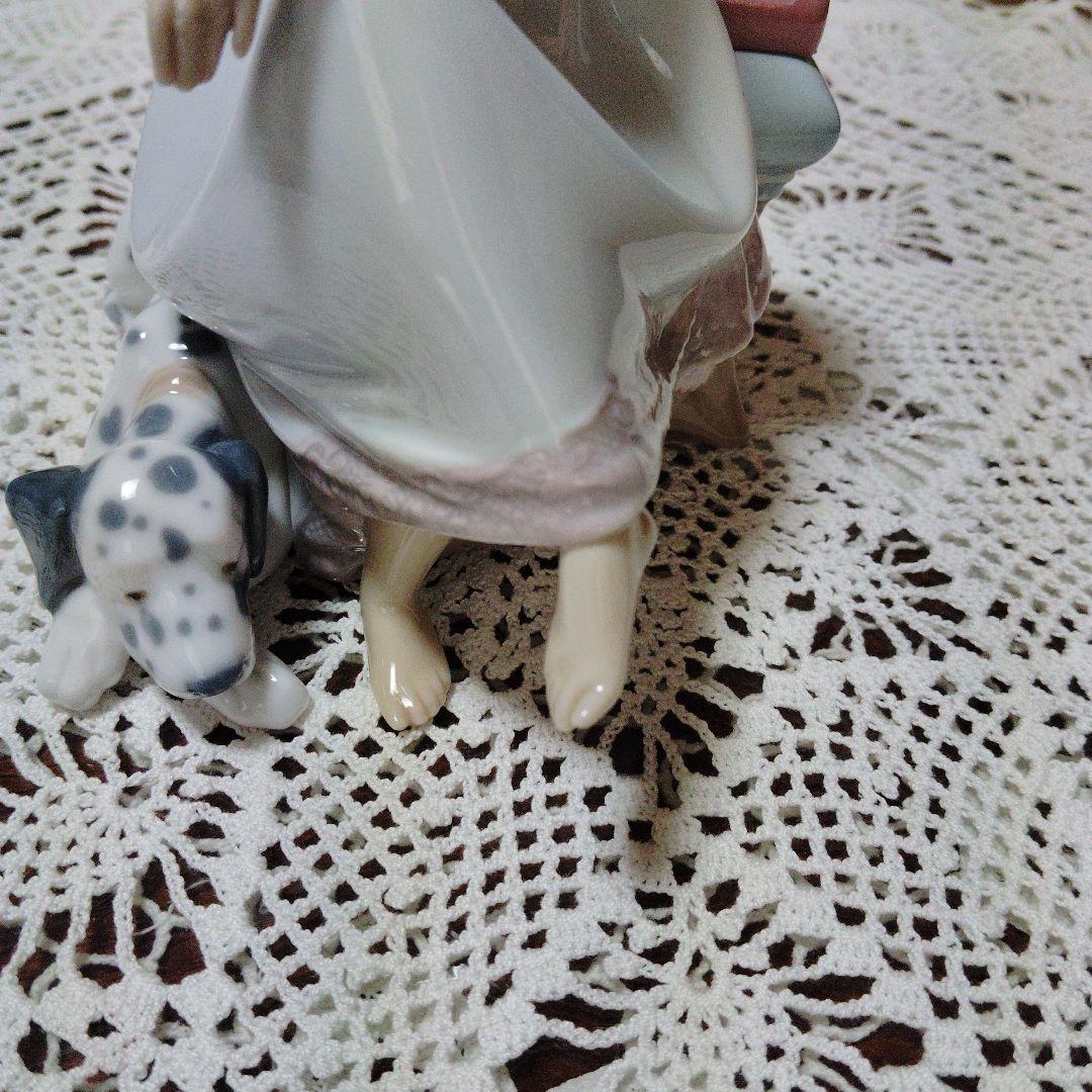 リヤドロ陶器製女性 電話と犬付き